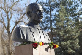 Игорь Батлуков вместе с учениками  школы №7 возложил цветы к памятнику Михаила Ревенко
